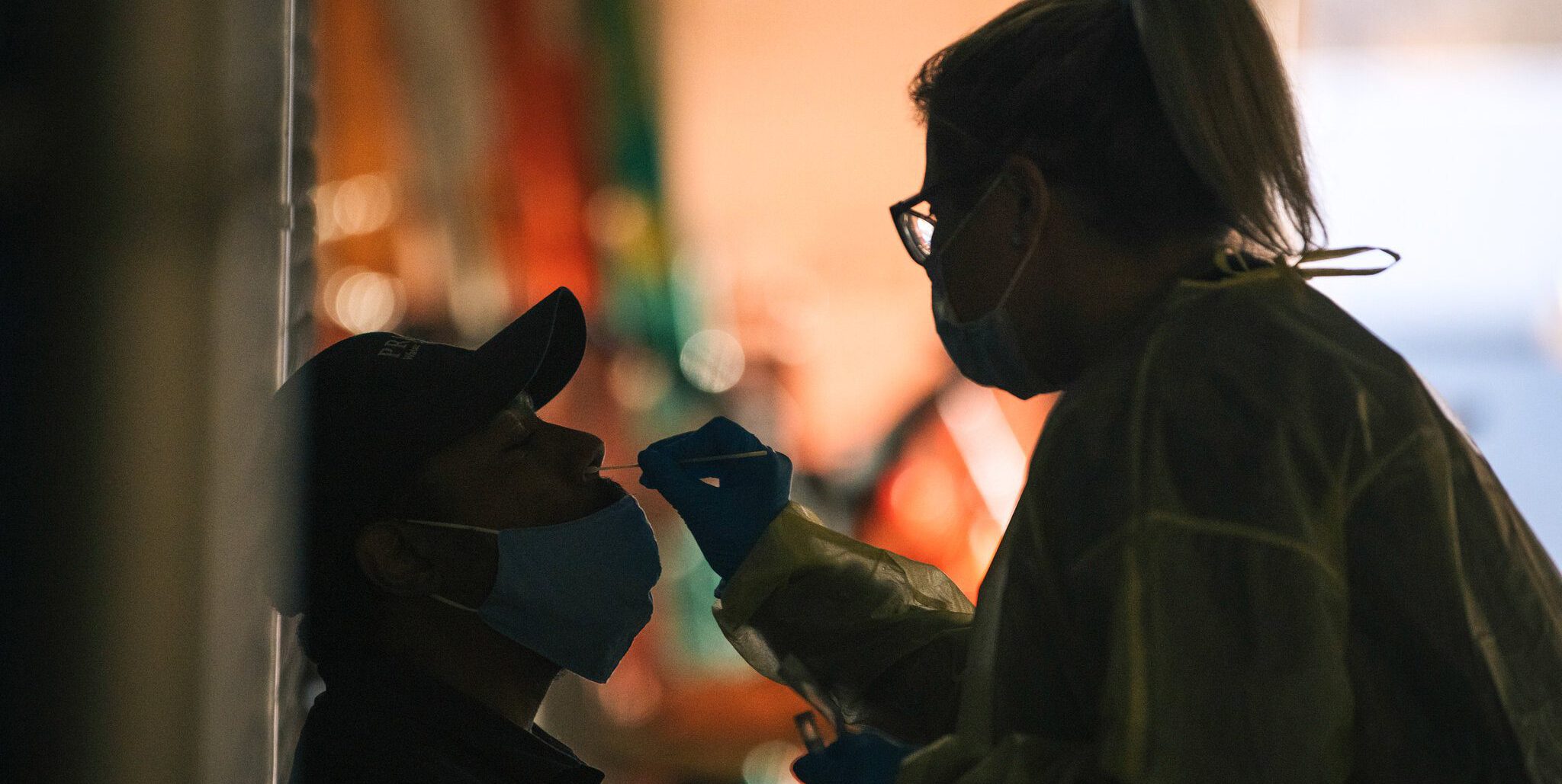 Un trabajador de la salud realiza una prueba de coronavirus en Milwaukee. Wisconsin ha sido uno de los estados más afectados en las últimas semanas.Crédito...Taylor Glascock para The New York Times
