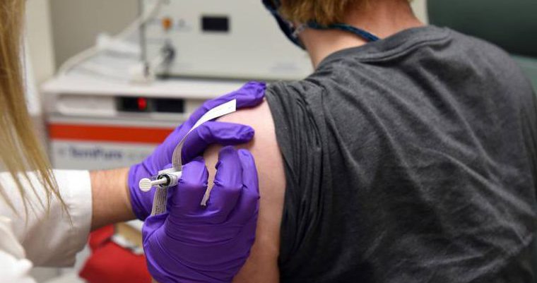 Una persona en medio de un estudio sobre la vacuna contra el coronavirus desarrollada por Pfizer. Foto tomada en la Escuela de Medicina de la Universidad de Maryland en Baltimore, el 4 de mayo del 2020. (Foto cortesía de la Escuela de Medicina de la Universidad de Maryland, via AP) AP