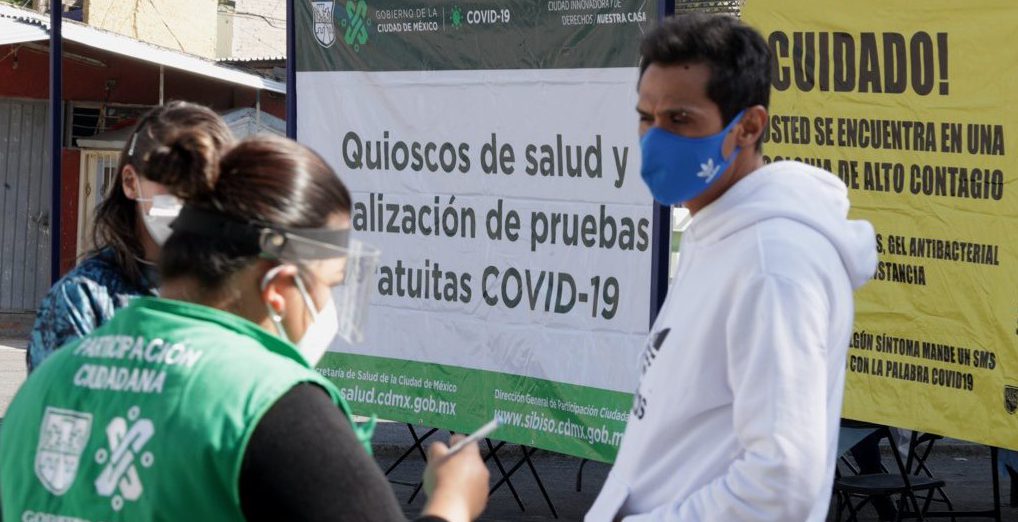 Personal entrevista a un ciudadano, previo a que se le realice la prueba de detecciónde Covid-19, en un quiosco de salud ubicado en la colonia Campamento 2 de Octubre, alcaldía Iztacalco, en la Ciudad de México. Foto Roberto García Ortiz