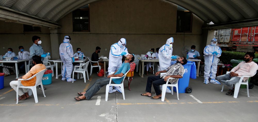 El Ministerio de Salud dijo que 155 trabajadores de la salud, incluidos 46 médicos, han muerto hasta ahora debido al COVID-19 [Archivo: Amit Dave / Reuters]