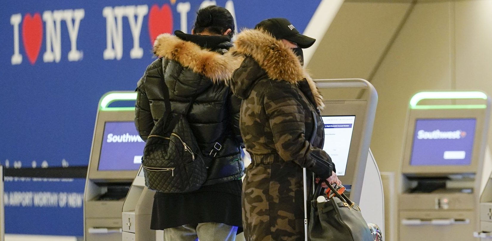 Pasajeros documentan su equipaje en el Aeropuerto LaGuardia de Nueva York, el 2 de febrero.(Frank Franklin II)