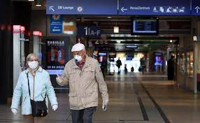 Gente usando mascarillas en el transporte público por el COVID-19 en Colonia, Alemania. Fuente Infobae